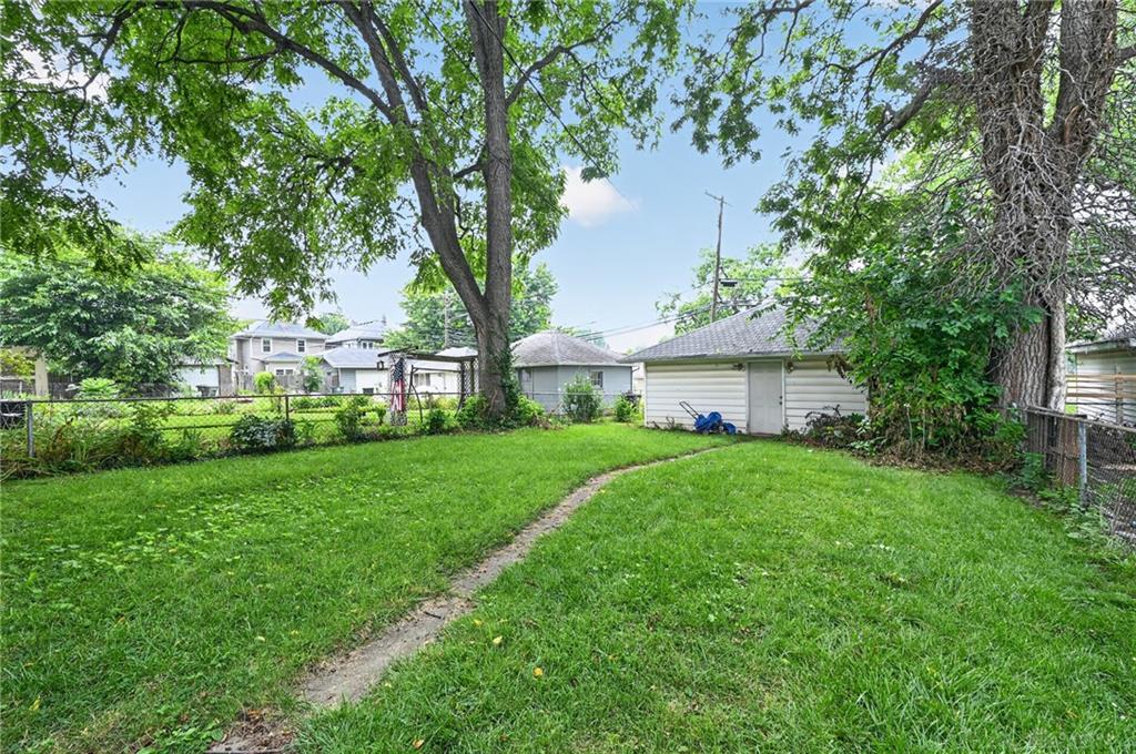 907 Saint Nicholas Property Photo 4