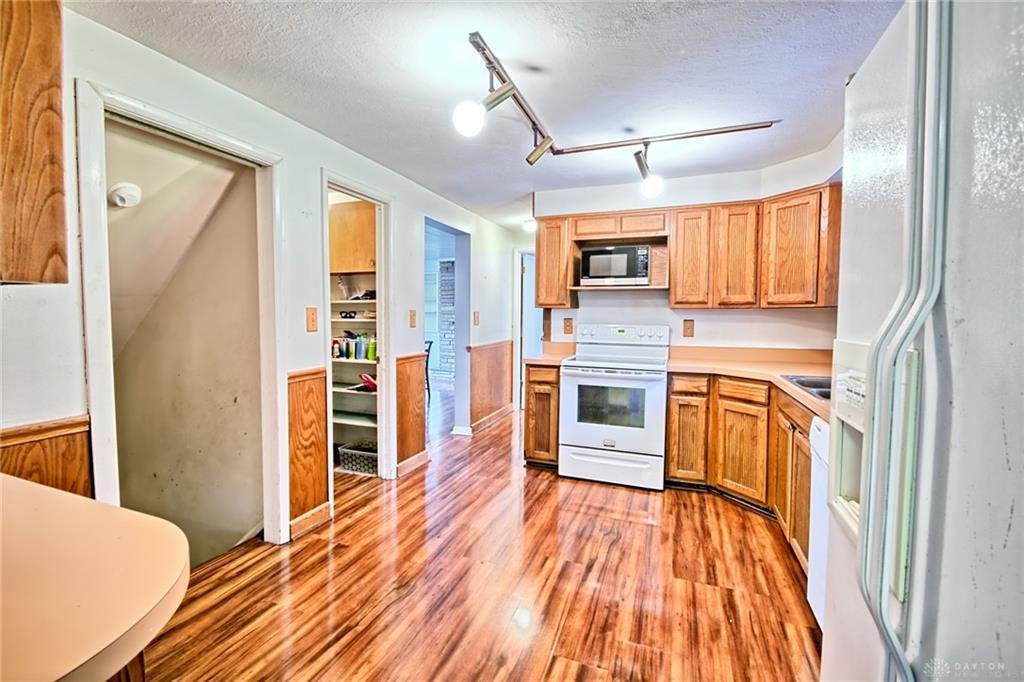 3559 Strathmoor Property Photo 7