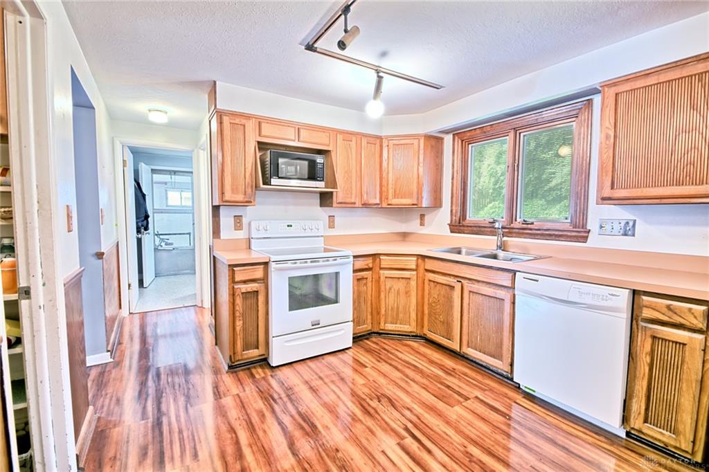 3559 Strathmoor Property Photo 8