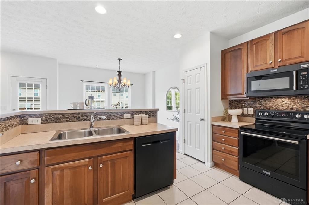 2825 Cardiff Property Photo 9