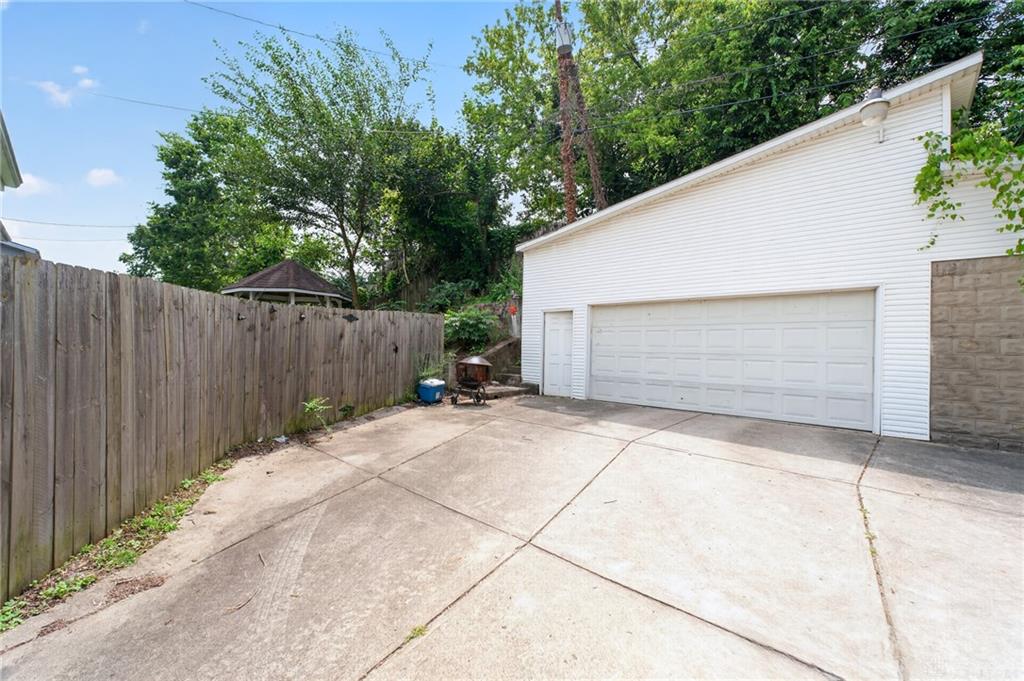 1225 Glenmore Property Photo 3