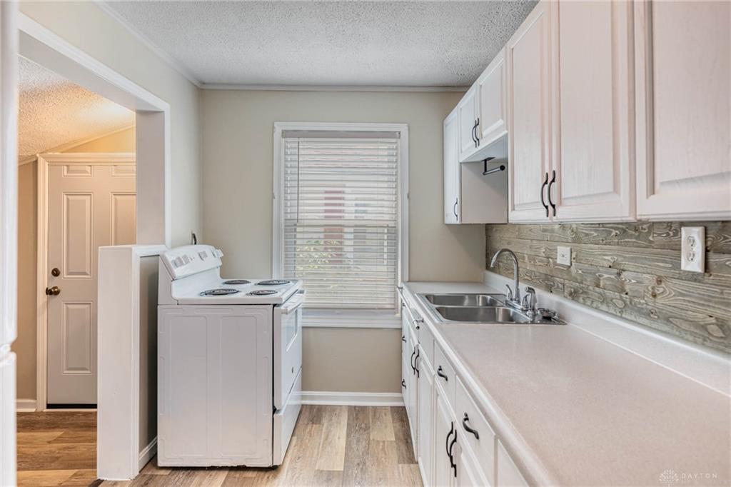 2832 Ferncliff Property Photo 9