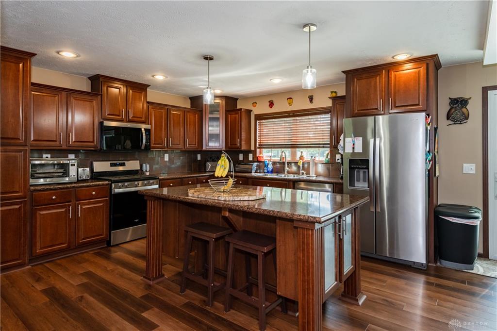 945 Ormsby Property Photo 7