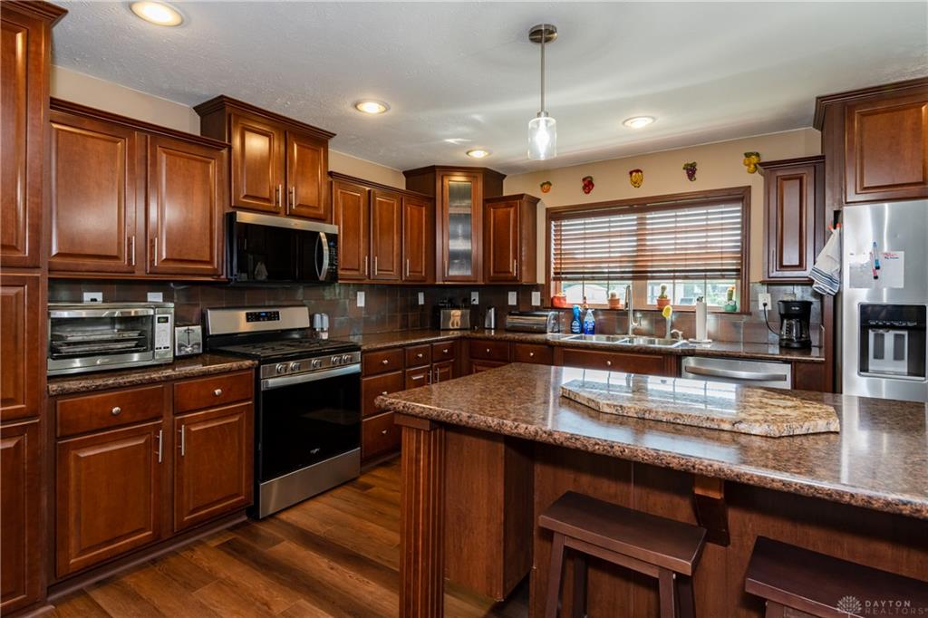 945 Ormsby Property Photo 8