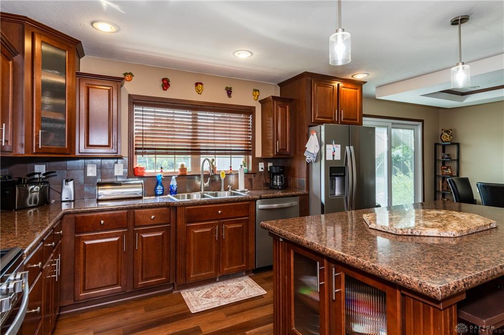 945 Ormsby Property Photo 10