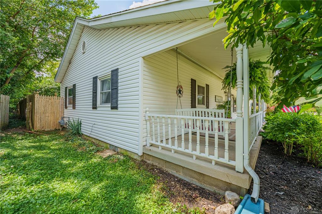 516 Earnshaw Property Photo 4