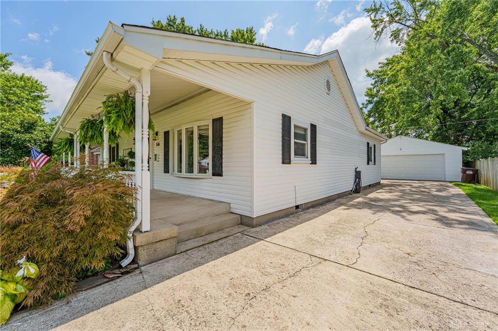 516 Earnshaw Property Photo 5