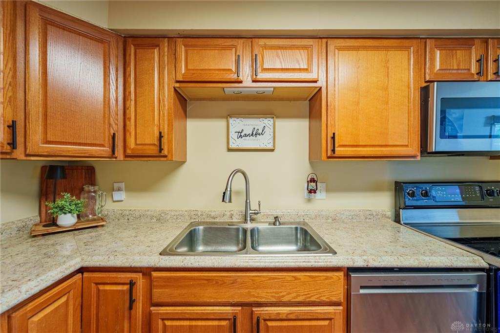 516 Earnshaw Property Photo 30