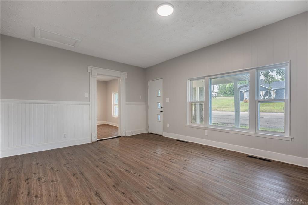637 E Main Property Photo 4