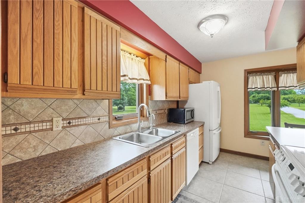 8751 Pleasant Plain Property Photo 4