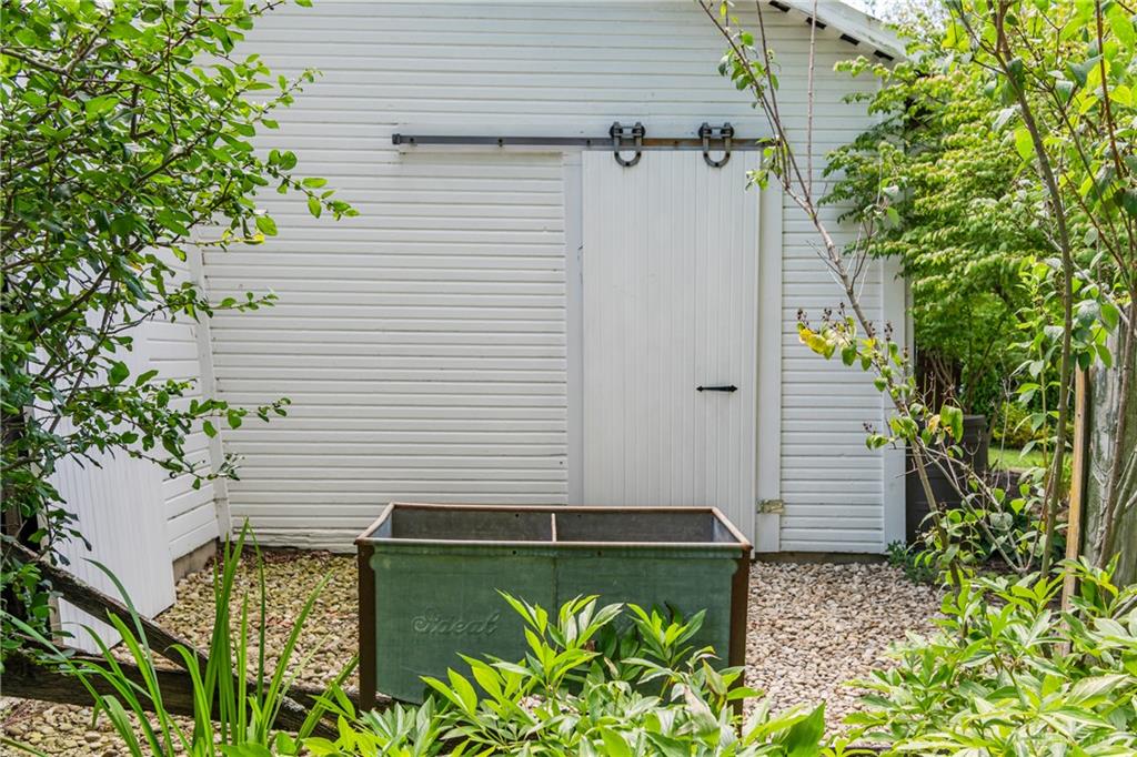 4 High Property Photo 85