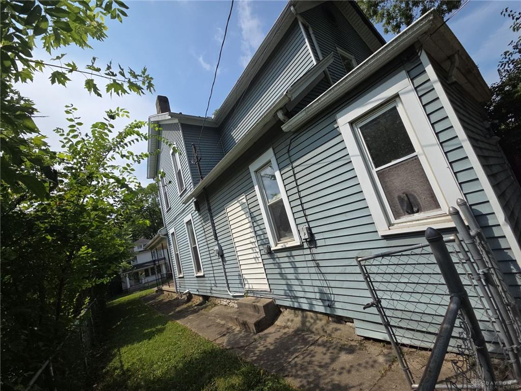 1027 W Riverview Property Photo 4