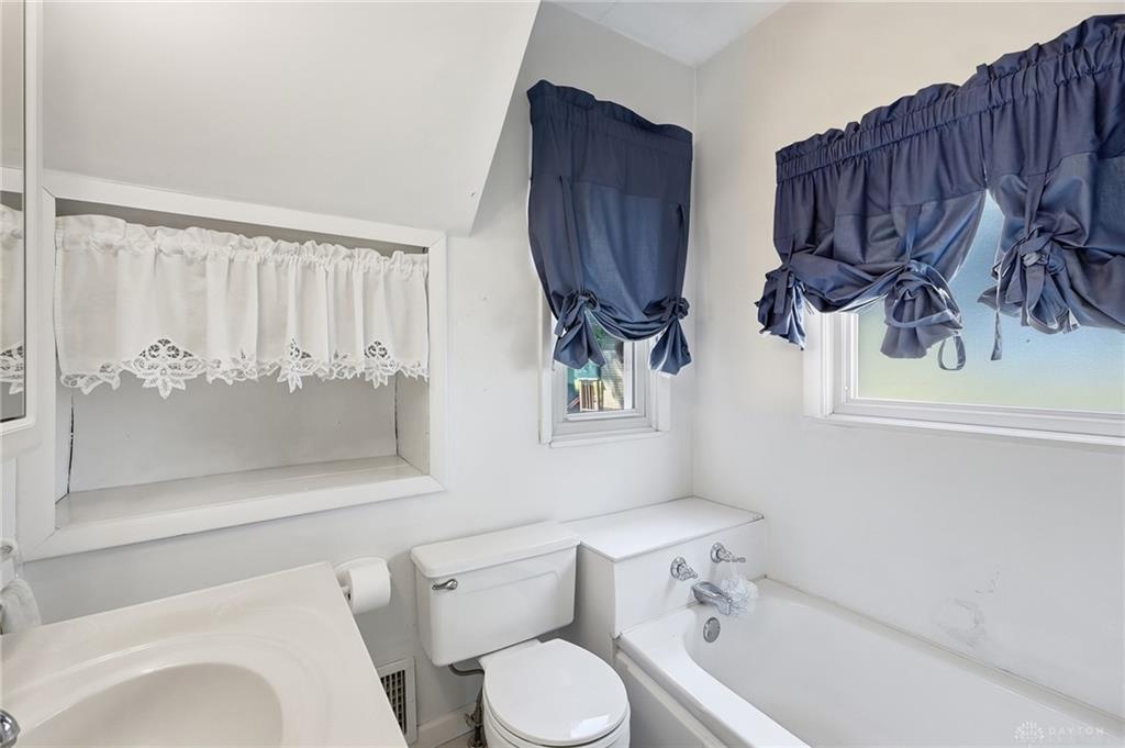 121 E Main Property Photo 11