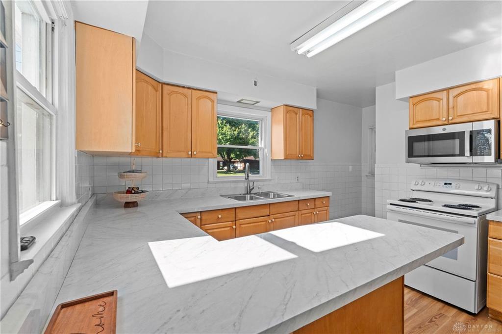 813 E Dorothy Property Photo 8