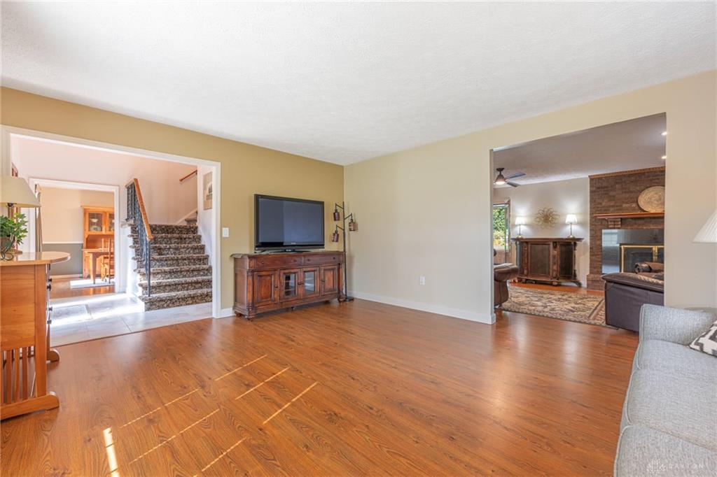 9010 S Normandy Property Photo 4