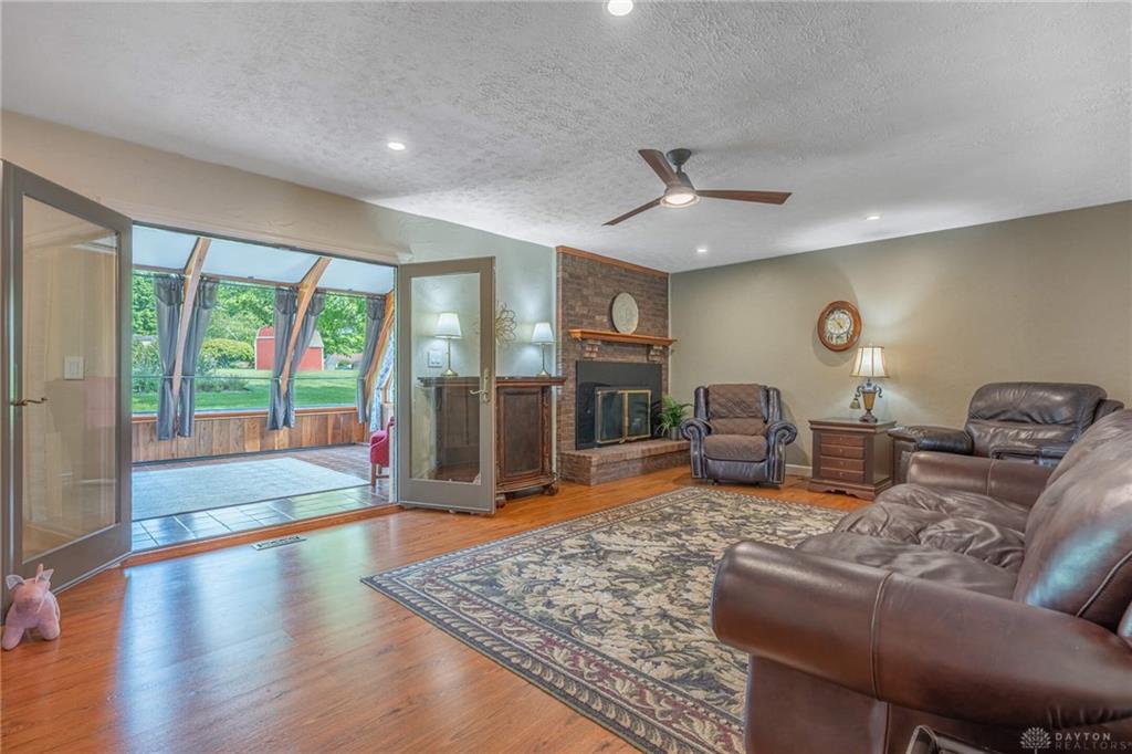 9010 S Normandy Property Photo 5