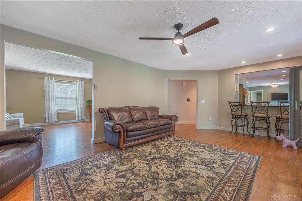 9010 S Normandy Property Photo 6