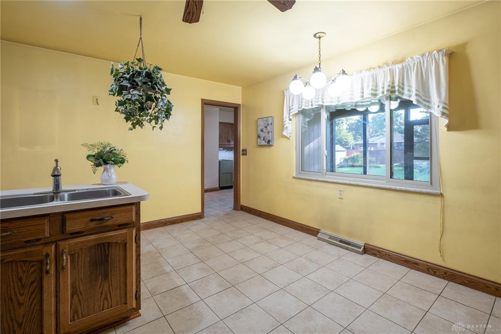 1072 Ceylon Property Photo 8