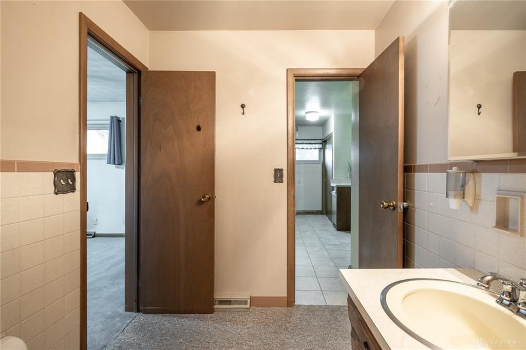 1072 Ceylon Property Photo 11