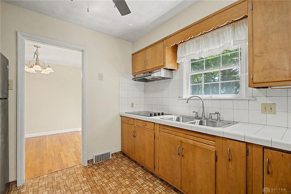220 E Dorothy Property Photo 10