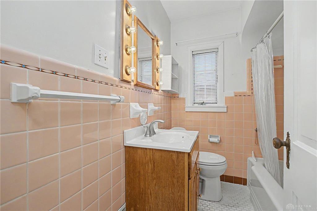 220 E Dorothy Property Photo 14