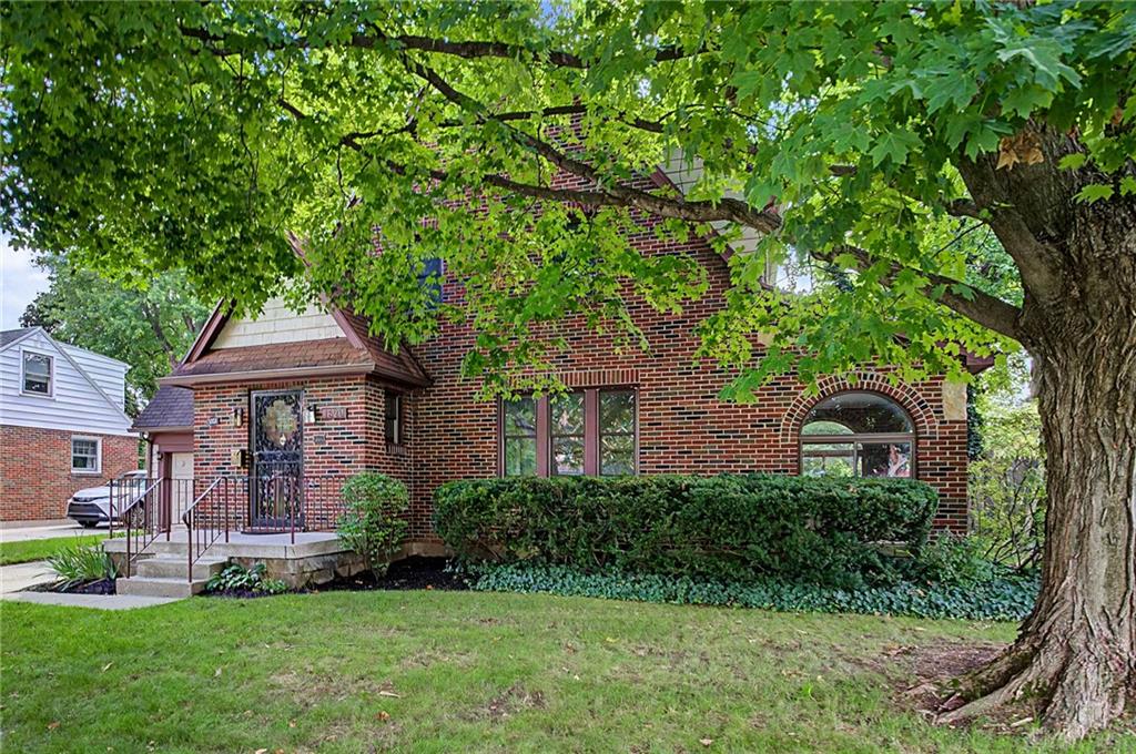 1820 Pembrook Property Photo 4