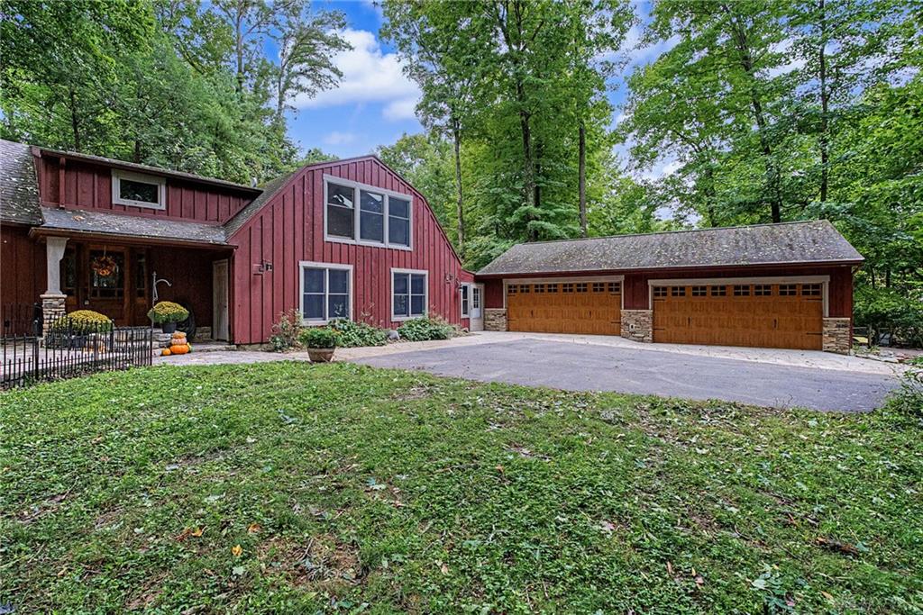 195 Colonial Property Photo 8