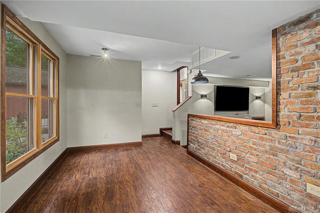 195 Colonial Property Photo 46