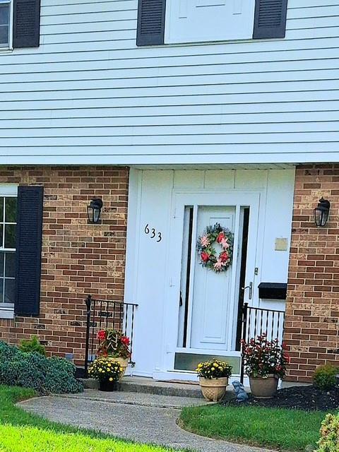 633 Sharon Property Photo 5