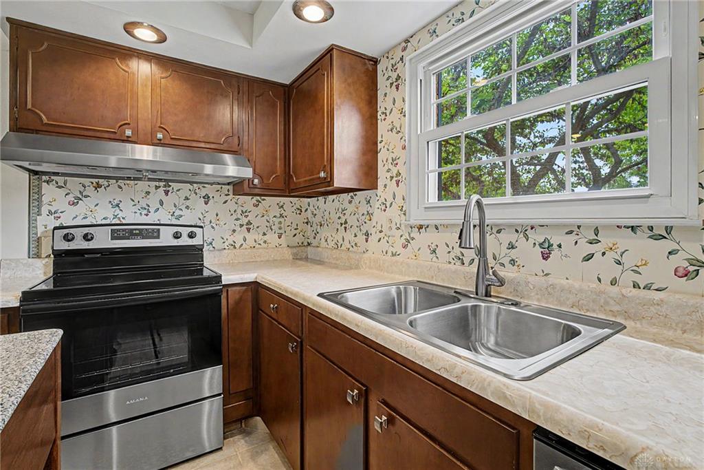 633 Sharon Property Photo 25