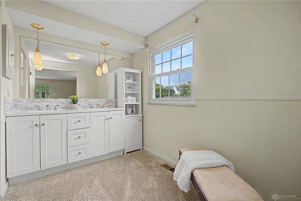 633 Sharon Property Photo 31