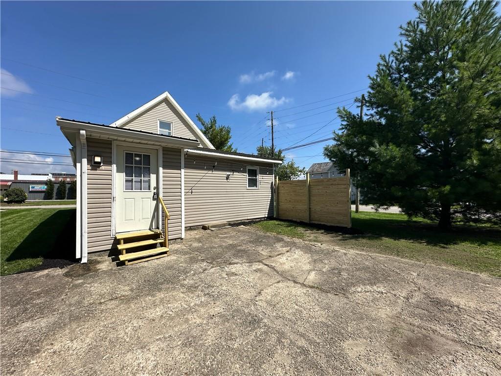 525 Sater Property Photo 4