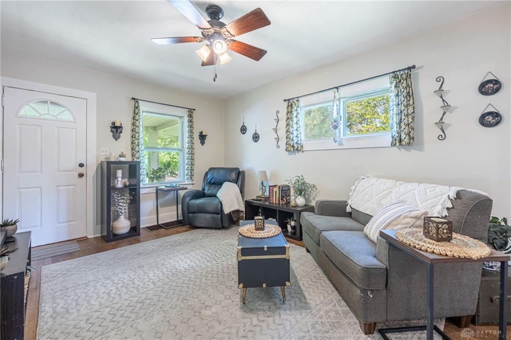 2820 Lansing Property Photo 4