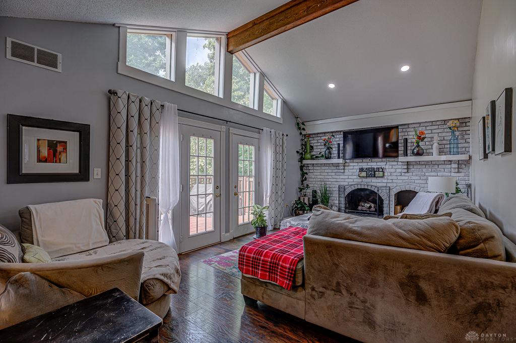 7885 Oak Leaf Property Photo 4