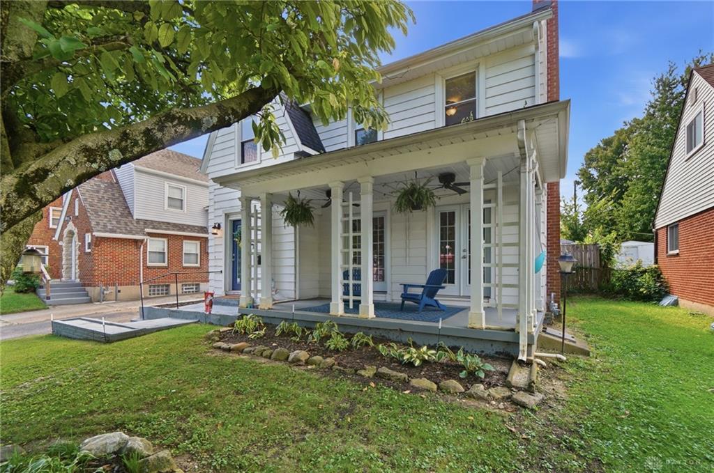 1745 Catalpa Property Photo 3