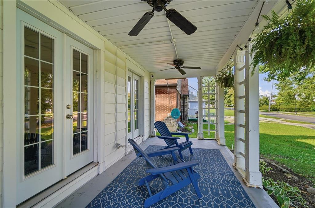 1745 Catalpa Property Photo 5