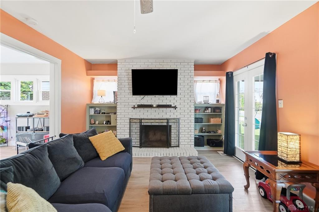 1745 Catalpa Property Photo 10