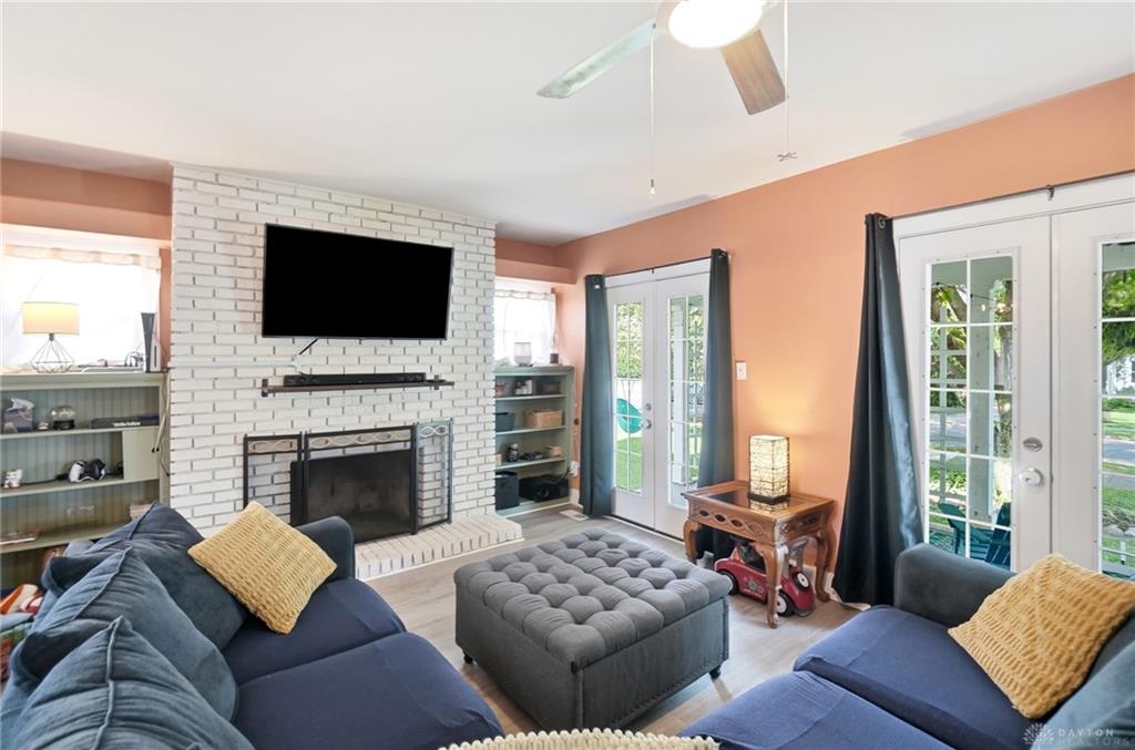 1745 Catalpa Property Photo 11