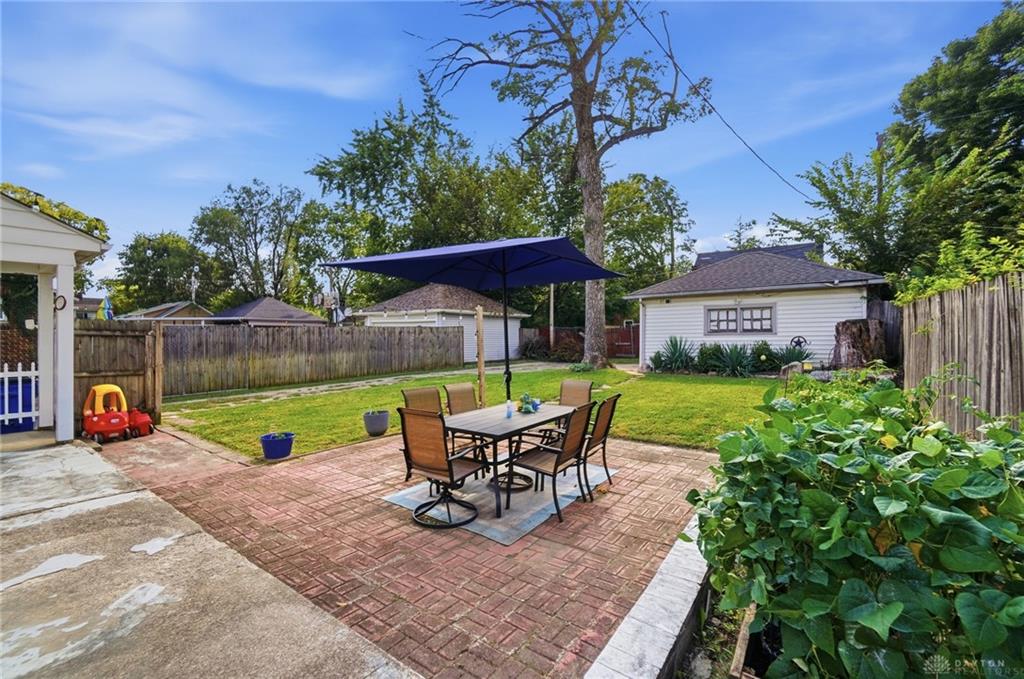 1745 Catalpa Property Photo 42