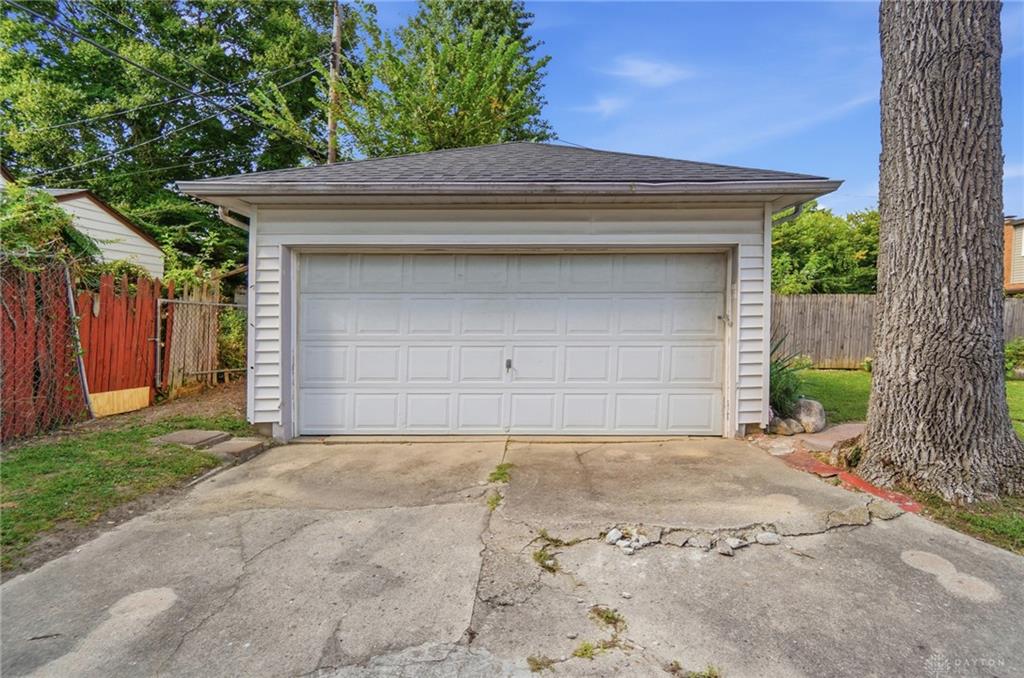 1745 Catalpa Property Photo 45