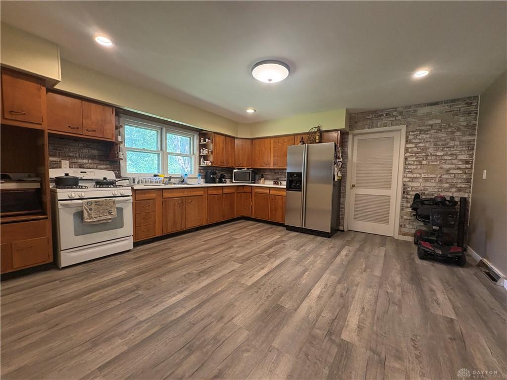 416 E Spring Property Photo 4