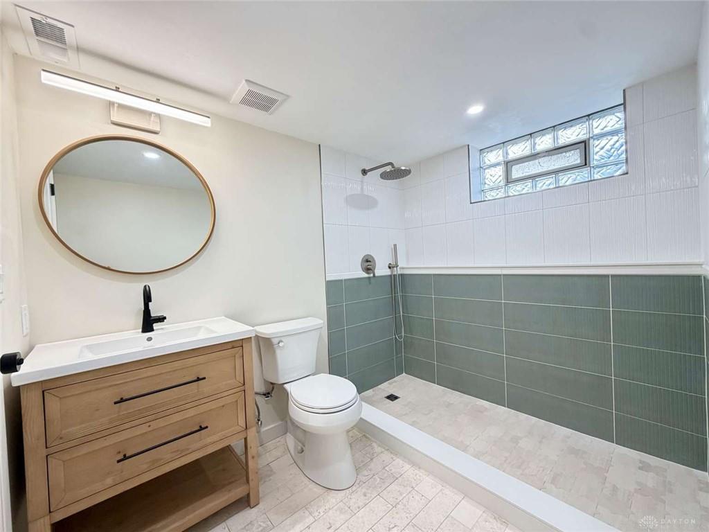 713 E Dorothy Property Photo 39