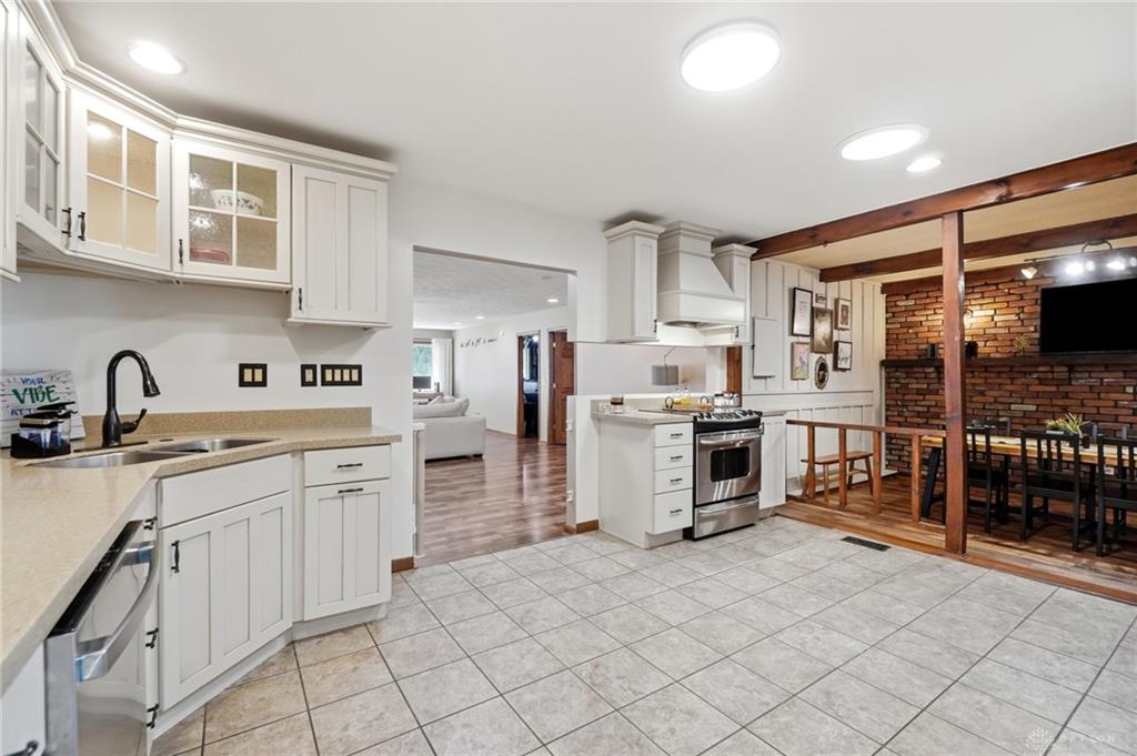 3230 Glouster Property Photo 14