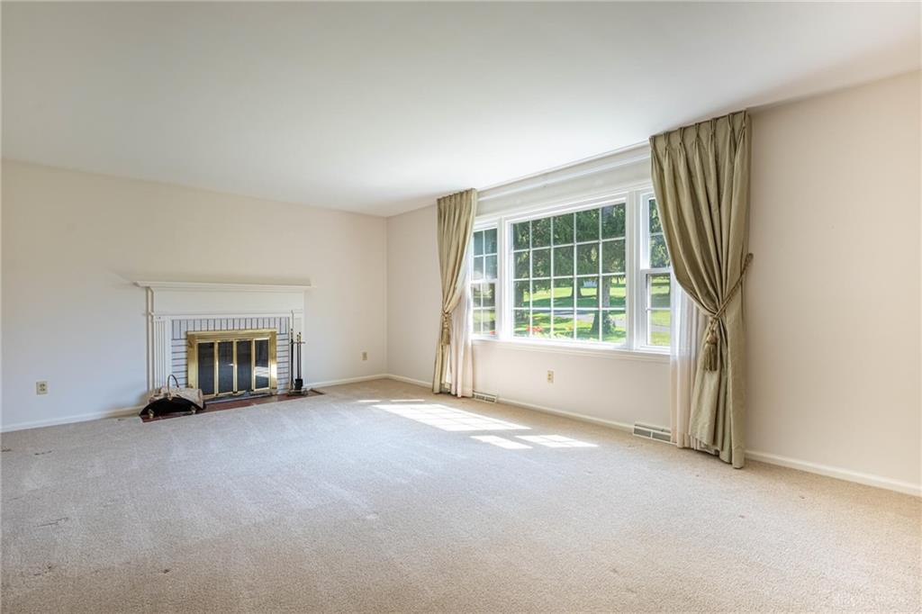 1553 Red Oak Property Photo 4