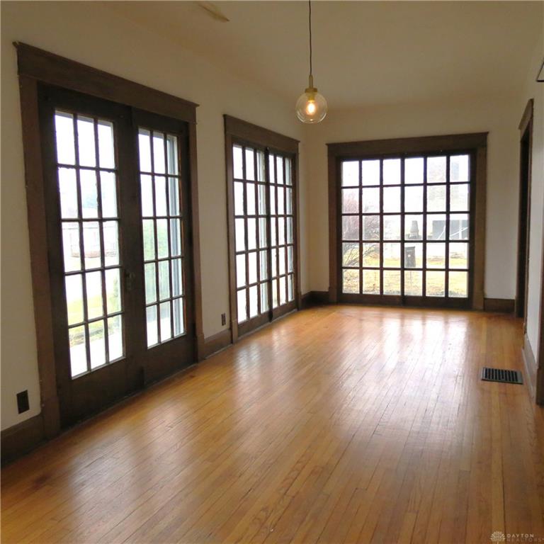 102 E Main Property Photo 4