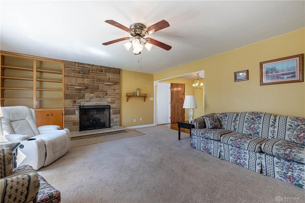 1233 Cloverfield Property Photo 4