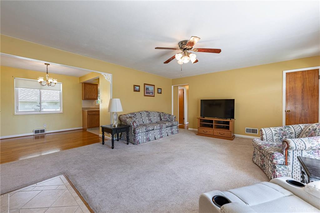 1233 Cloverfield Property Photo 6