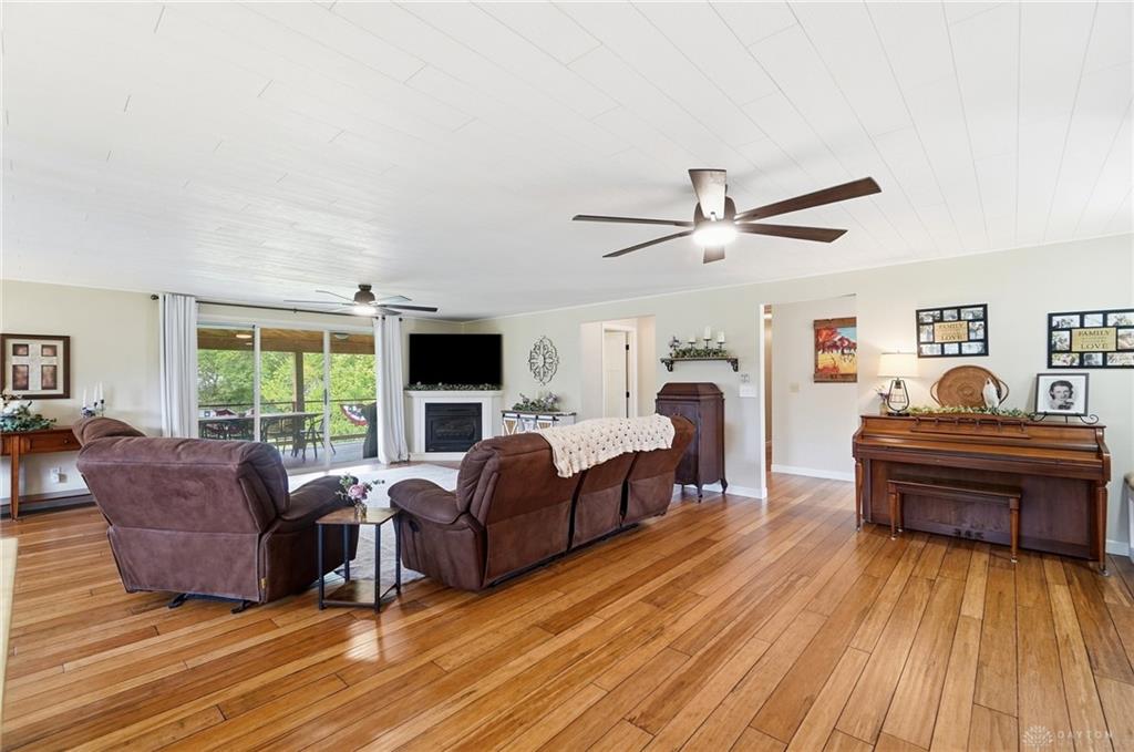 650 Sheffield Property Photo 16
