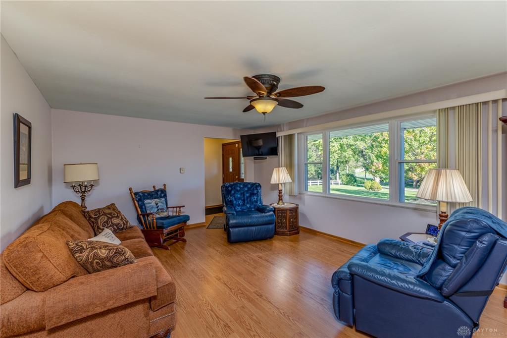 920 E Shoop Property Photo 6