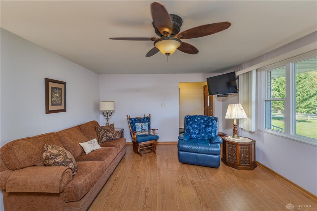 920 E Shoop Property Photo 7